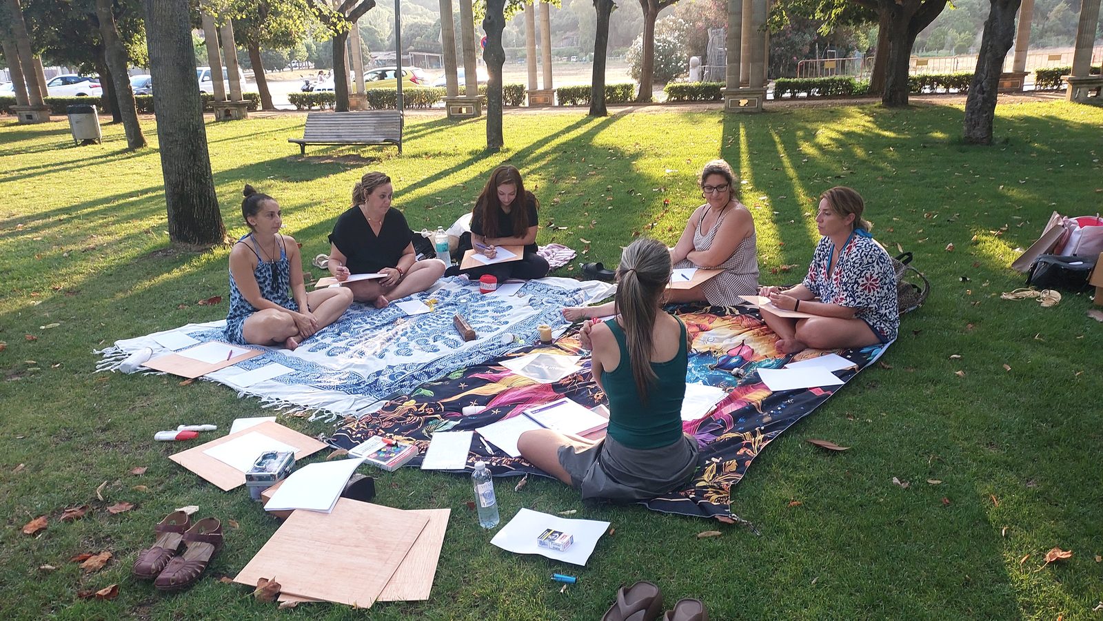 Encuentro de mujeres al aire libre en un parque.